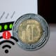 ¿Poner una moneda sobre el router mejora el WiFi en casa? Esto dicen los expertos