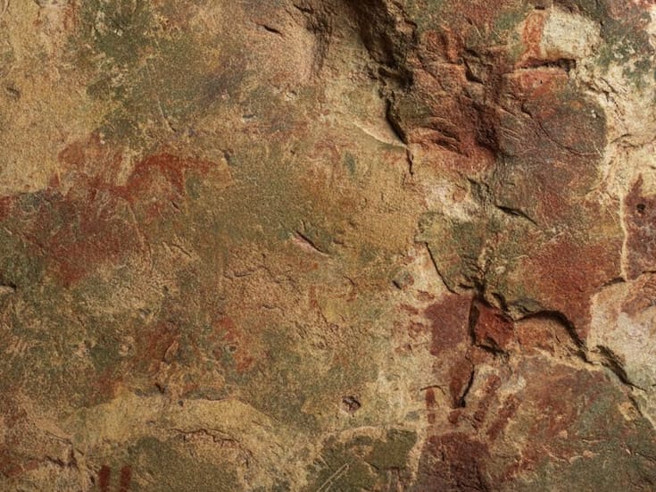 Descubren en Indonesia la pintura rupestre más antigua del mundo, una huella de mano de 67 mil 800 años; el hallazgo cambia lo que se sabía sobre el origen del arte y la presencia temprana de humanos fuera de Europa