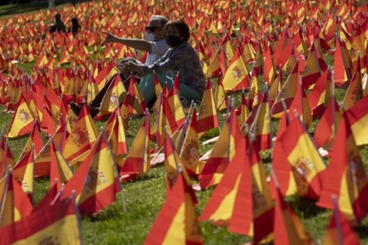 Realizan homenaje a fallecidos por Covid-19 en España; plantan 53 mil banderas