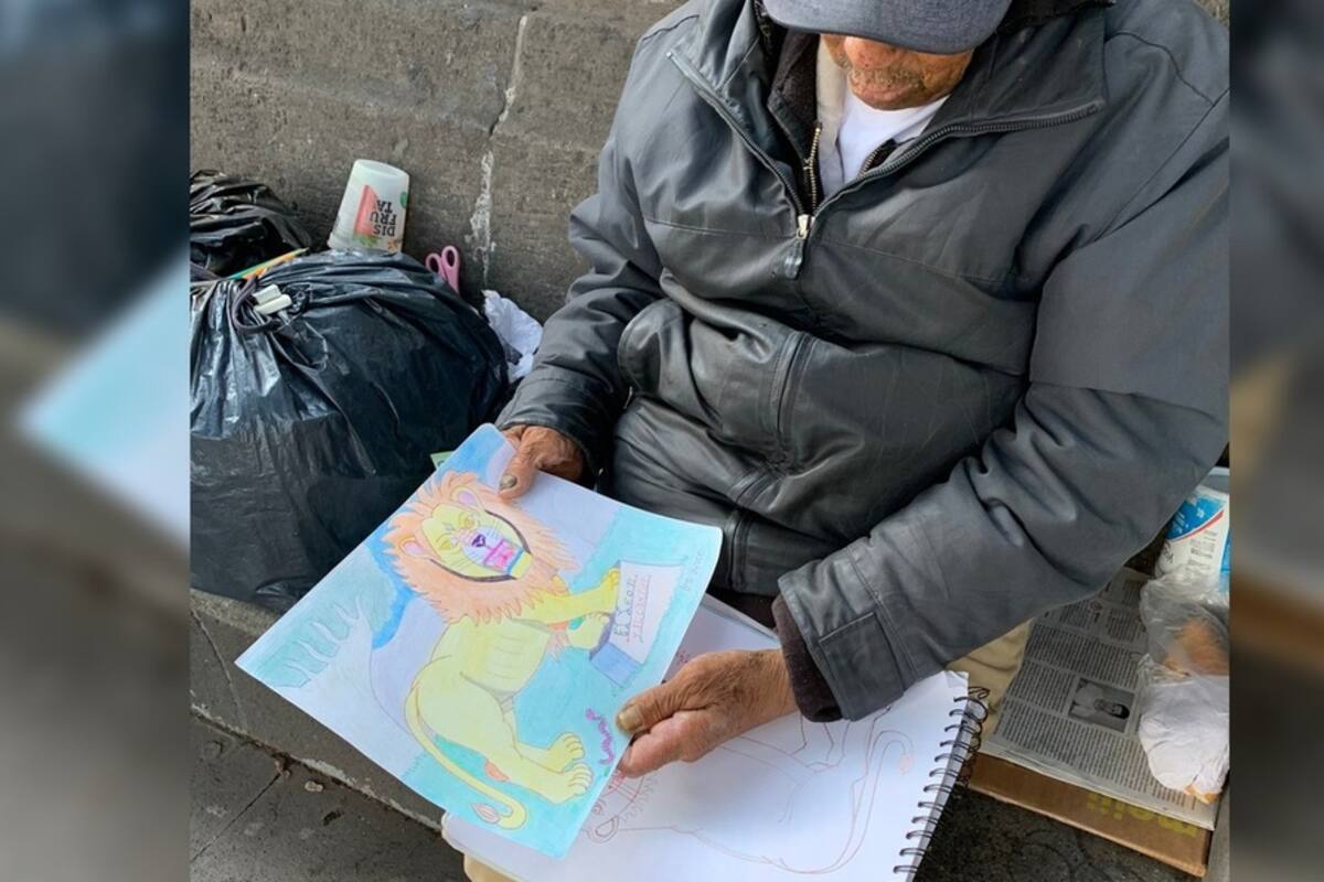 Señor vende dibujos para sobrevivir, se vuelve viral y lo ayudan