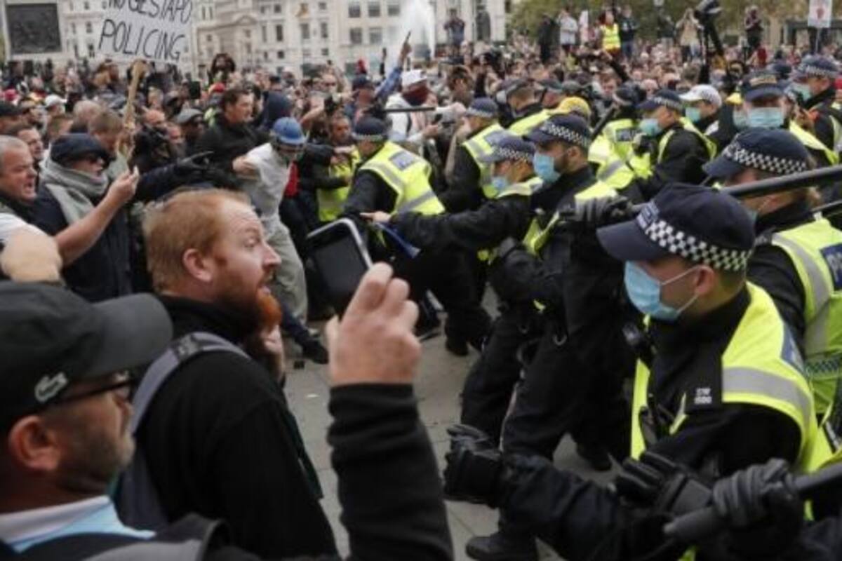 Se confrontan manifestantes y Policía de Londres en marcha contra medidas Covid-19