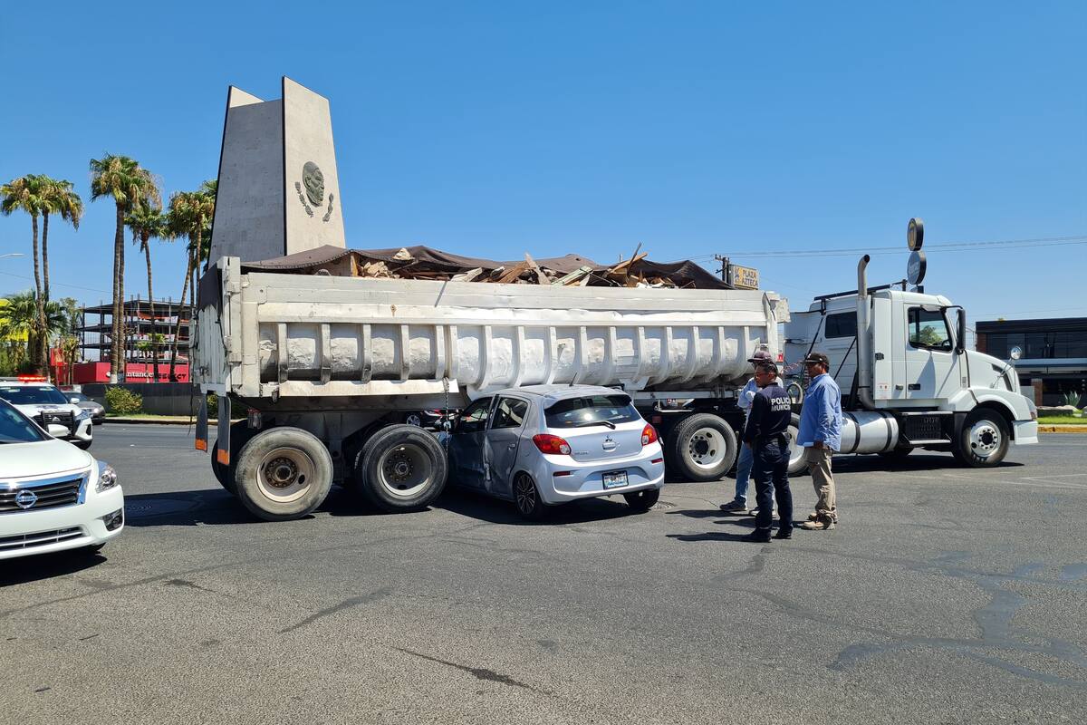 Choca automovilista con tractocamión sobre Justo Sierra