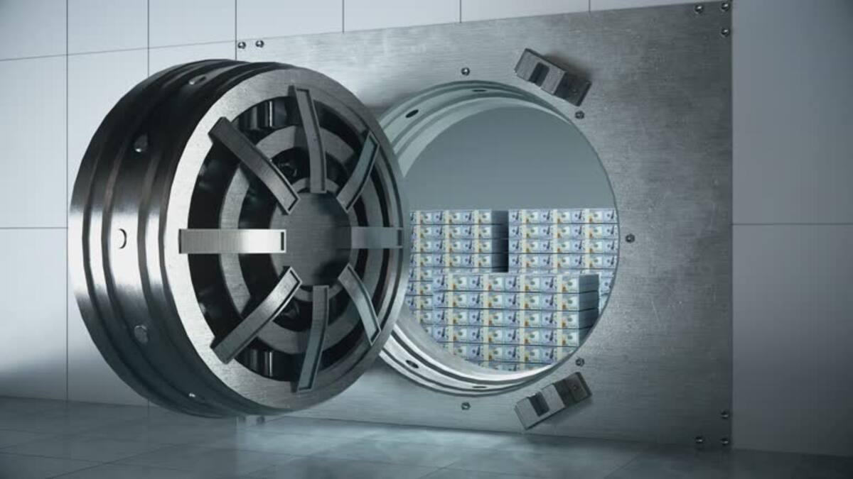 Una alarma de incendio alertó a policías y bomberos poco antes de las 4:00 de la madrugada del lunes, quienes al llegar encontraron un agujero en la pared y la bóveda completamente saqueada.