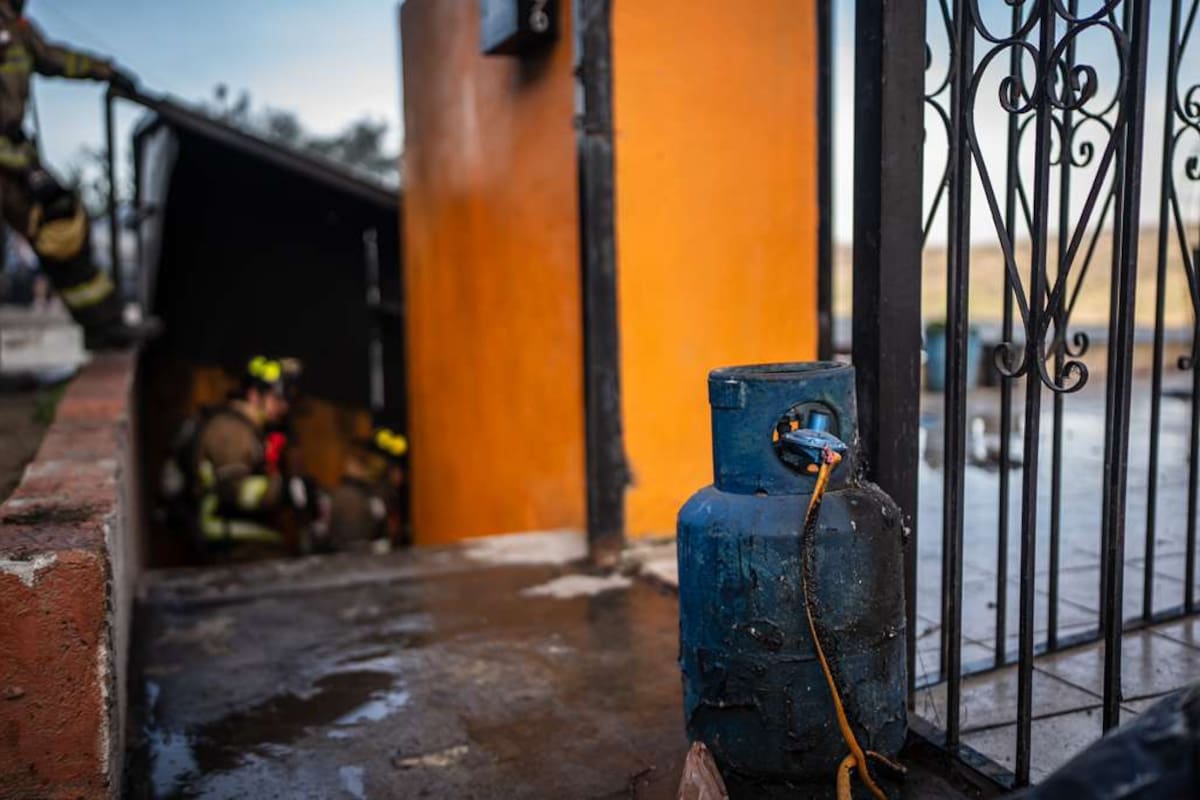 Incendio en vivienda de la colonia Libertad deja a un hombre rescatado