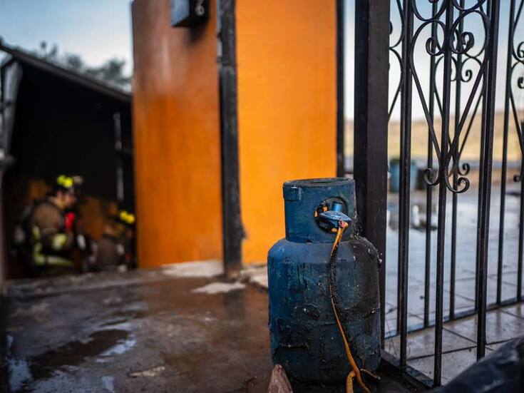 Incendio en vivienda de la colonia Libertad deja a un hombre rescatado
