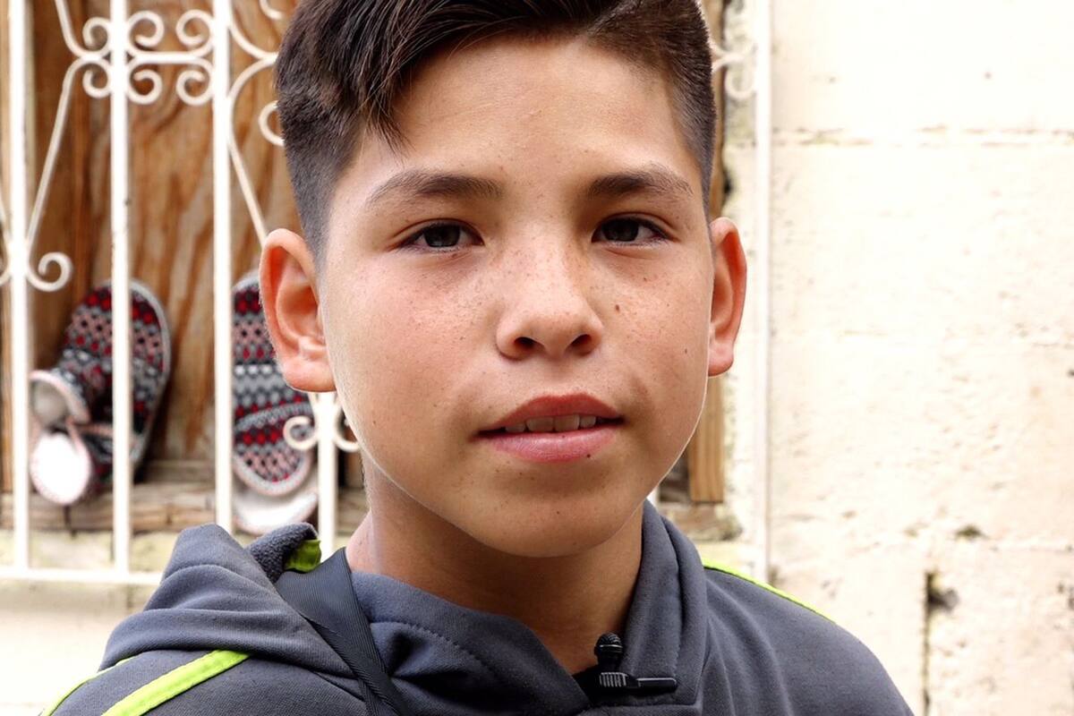 Niño que canta en la garita de SY para ayudar a su familia sigue encantando a Tijuana