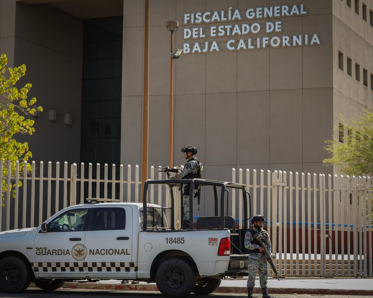 Refuerzan vigilancia tras alerta de seguridad. Elementos de la Guardia Nacional resguardan las instalaciones de la Fiscalía General del Estado en Mexicali, luego de la alerta emitida por el Consulado de Estados Unidos sobre una posible amenaza contra instalaciones de seguridad en la ciudad. Javier Gallegos/LA CRÓNICA