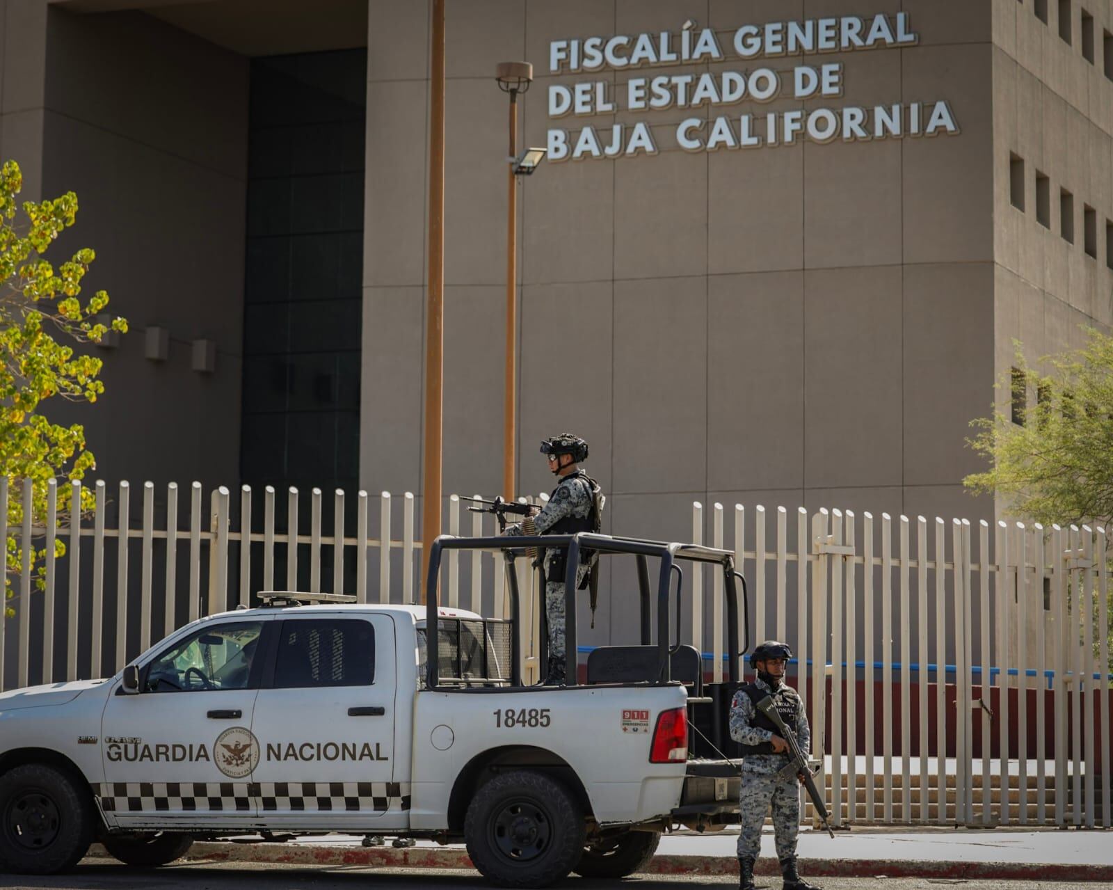 Refuerzan vigilancia tras alerta de seguridad. Elementos de la Guardia Nacional resguardan las instalaciones de la Fiscalía General del Estado en Mexicali, luego de la alerta emitida por el Consulado de Estados Unidos sobre una posible amenaza contra instalaciones de seguridad en la ciudad. Javier Gallegos/LA CRÓNICA