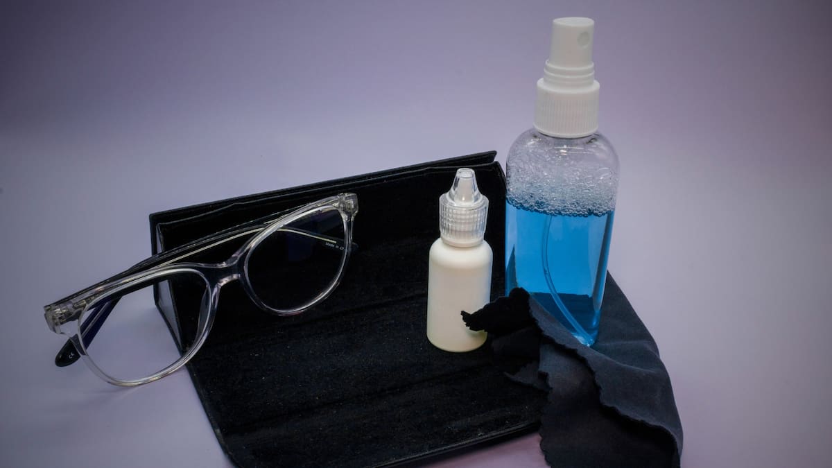 Las ópticas y fabricantes coinciden en que la limpieza correcta influye directamente en la vida útil de las micas y en la calidad de visión. Foto: Canva
