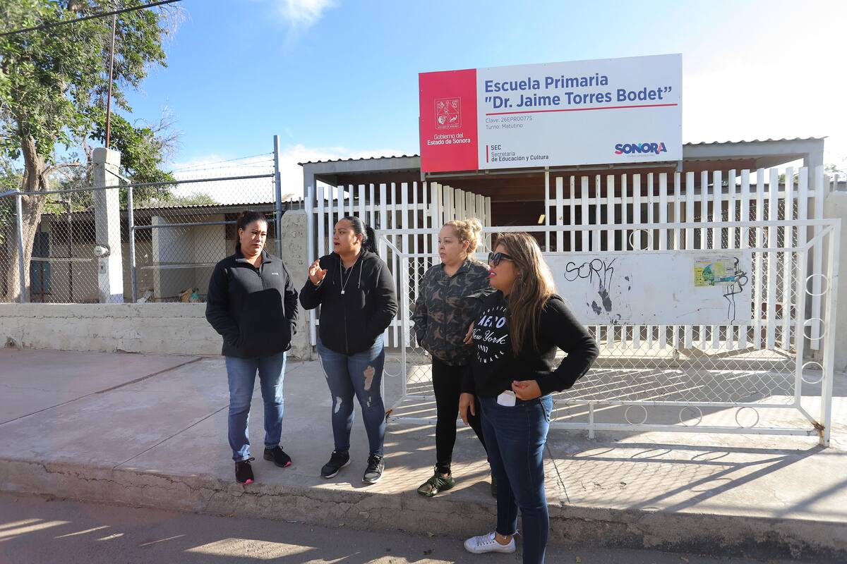 Piden madres continuidad de maestra