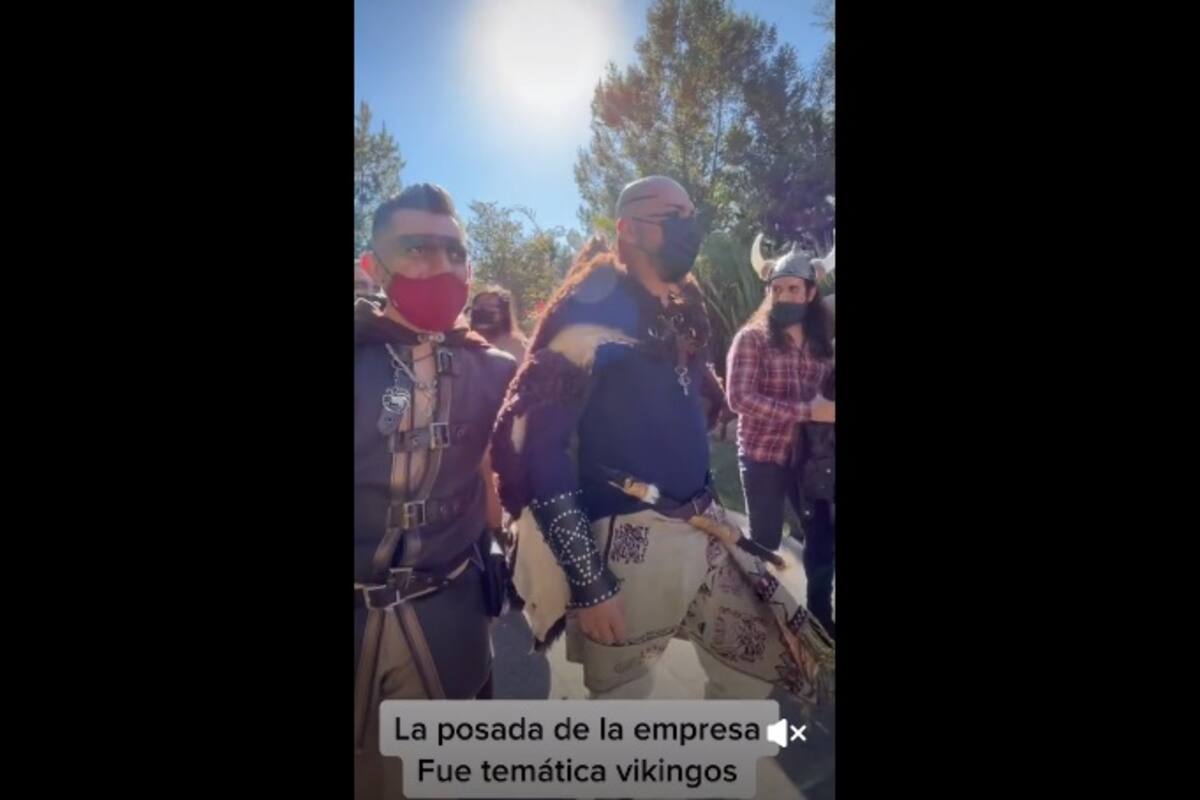 Hacen posada de empresa con temática de vikingos