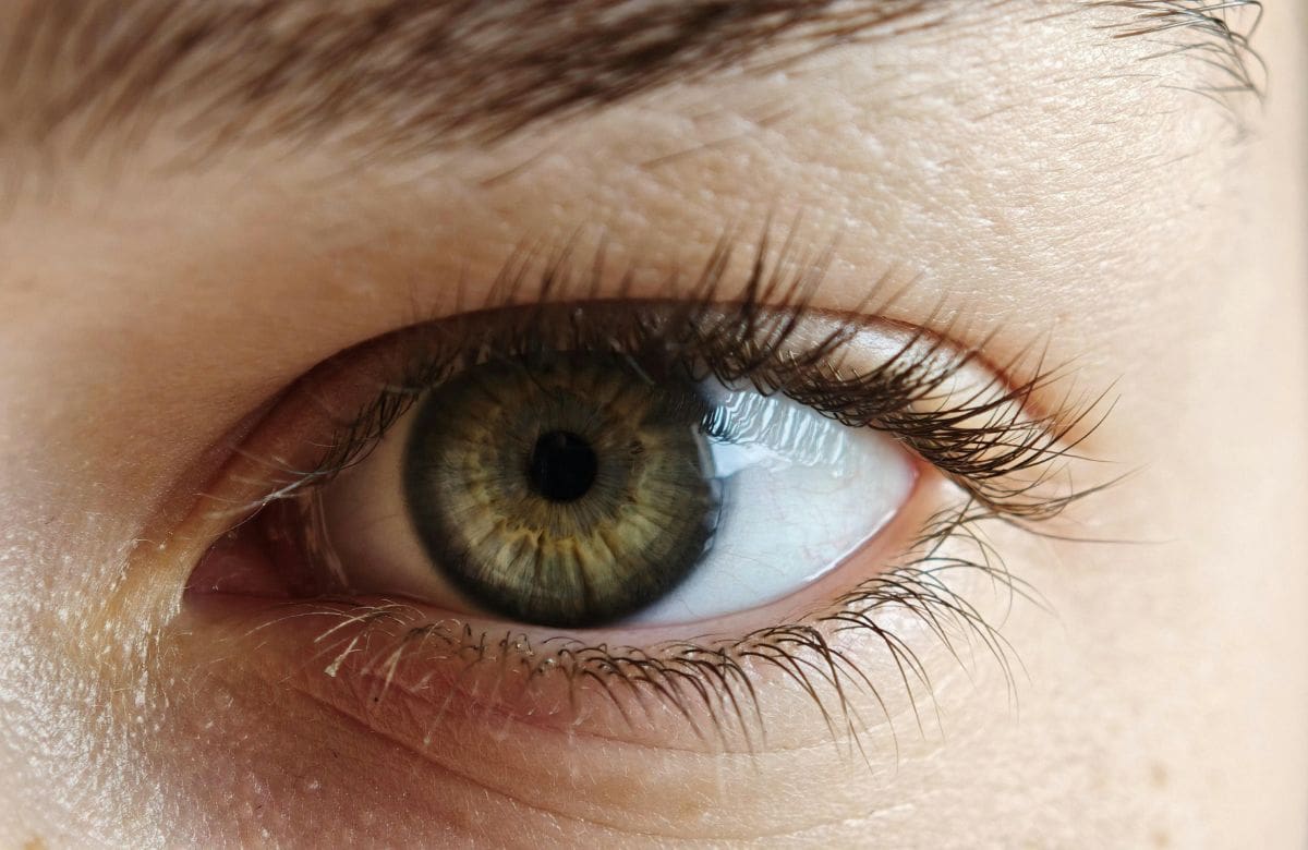 El hack de la cuchara para aplicar rímel sin manchar el párpado | Foto: Especial (canva)