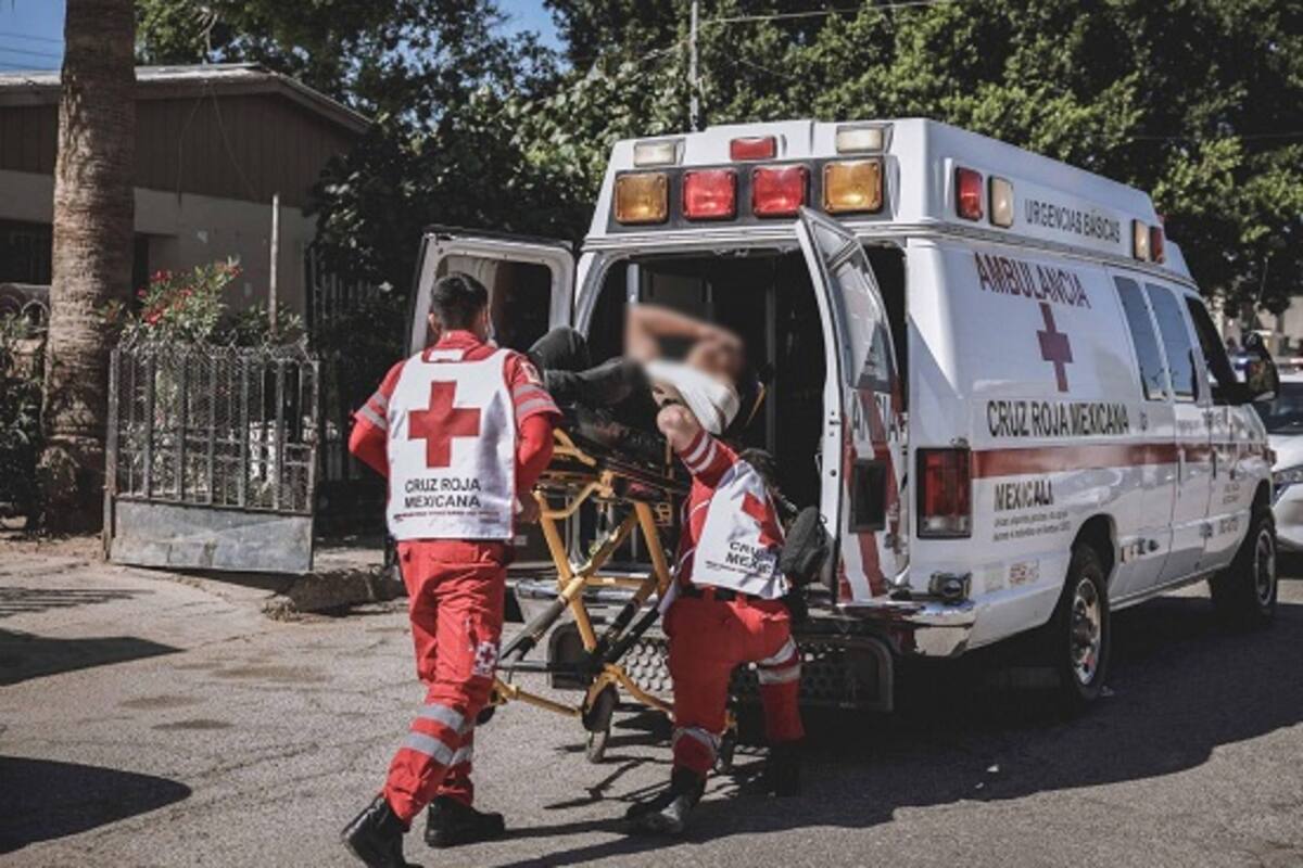 Cae trabajador del techo de una casa