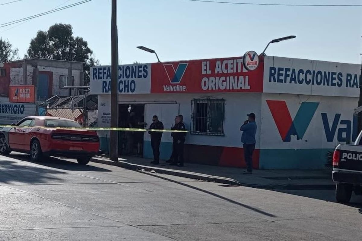 Privan de la libertad a un hombre dentro de una refaccionaria