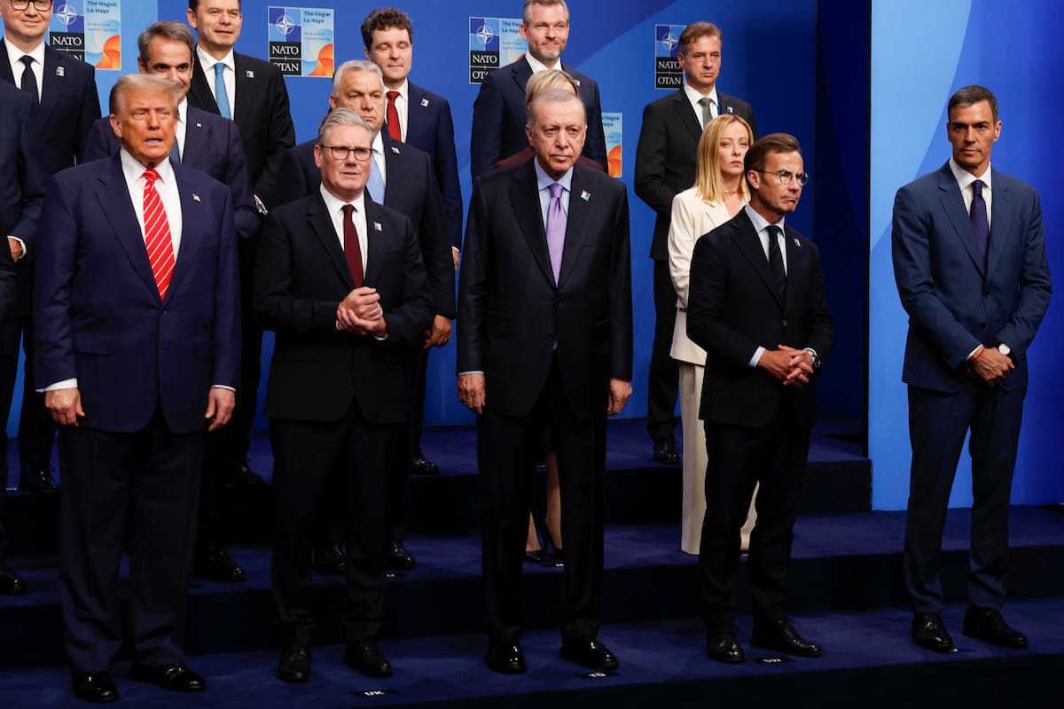 El presidente de EE.UU., Donald Trump; el primer ministro británico, Keir Starmer; el presidente de Turquía, Recep Tayyip Erdogan; el primer ministro sueco, Ulf Kristersson, y el presidente del Gobierno de España, Pedro Sanchez, posan para la 'foto de familia' de la cumbre de la OTAN celebrada este miércoles en La Haya. | Crédito: EFE/J.J. Guillen