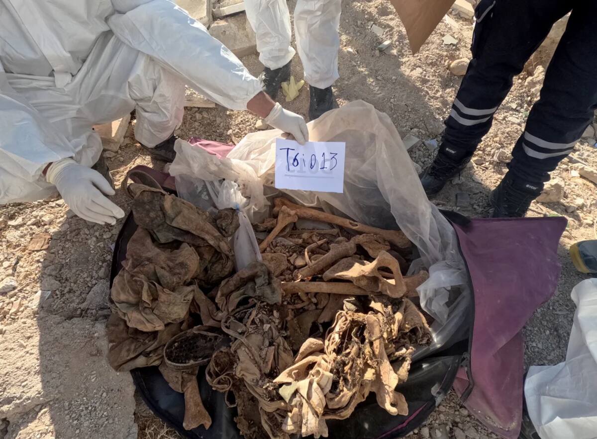 Equipos trabajan en una fosa común descubierta, que se cree que contiene los restos de civiles asesinados por el derrocado régimen de Assad, en la carretera al Aeropuerto Internacional de Damasco en la capital siria, Damasco, el lunes. Abdulkarem Al-Mohammad/Anadolu/Getty Images