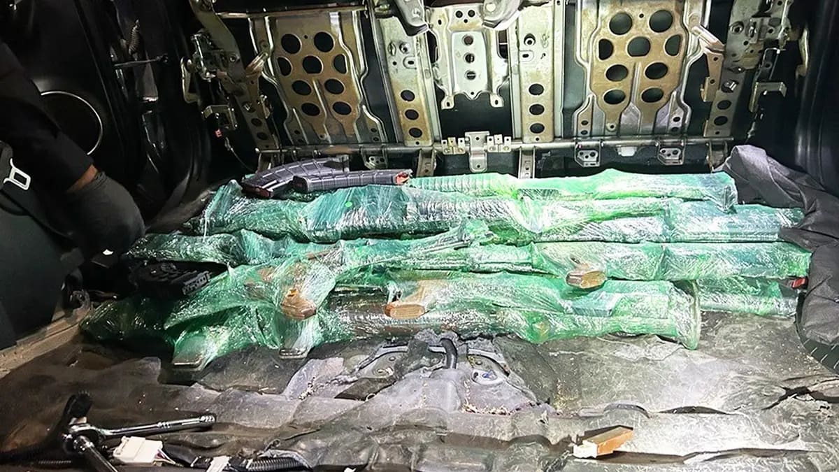Arsenal de armas debajo del asiento trasero de un Lexus que intentaba cruzar la frontera entre Estados Unidos y México. | Foto: Servicio de Aduanas y Protección Fronteriza.