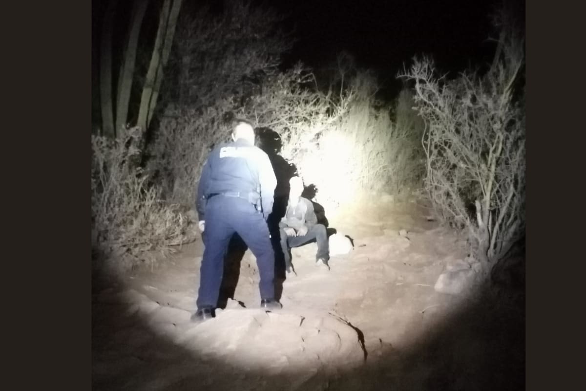 Joven sube Cerro del Bachoco por la noche y llama al 911 al no poder bajar