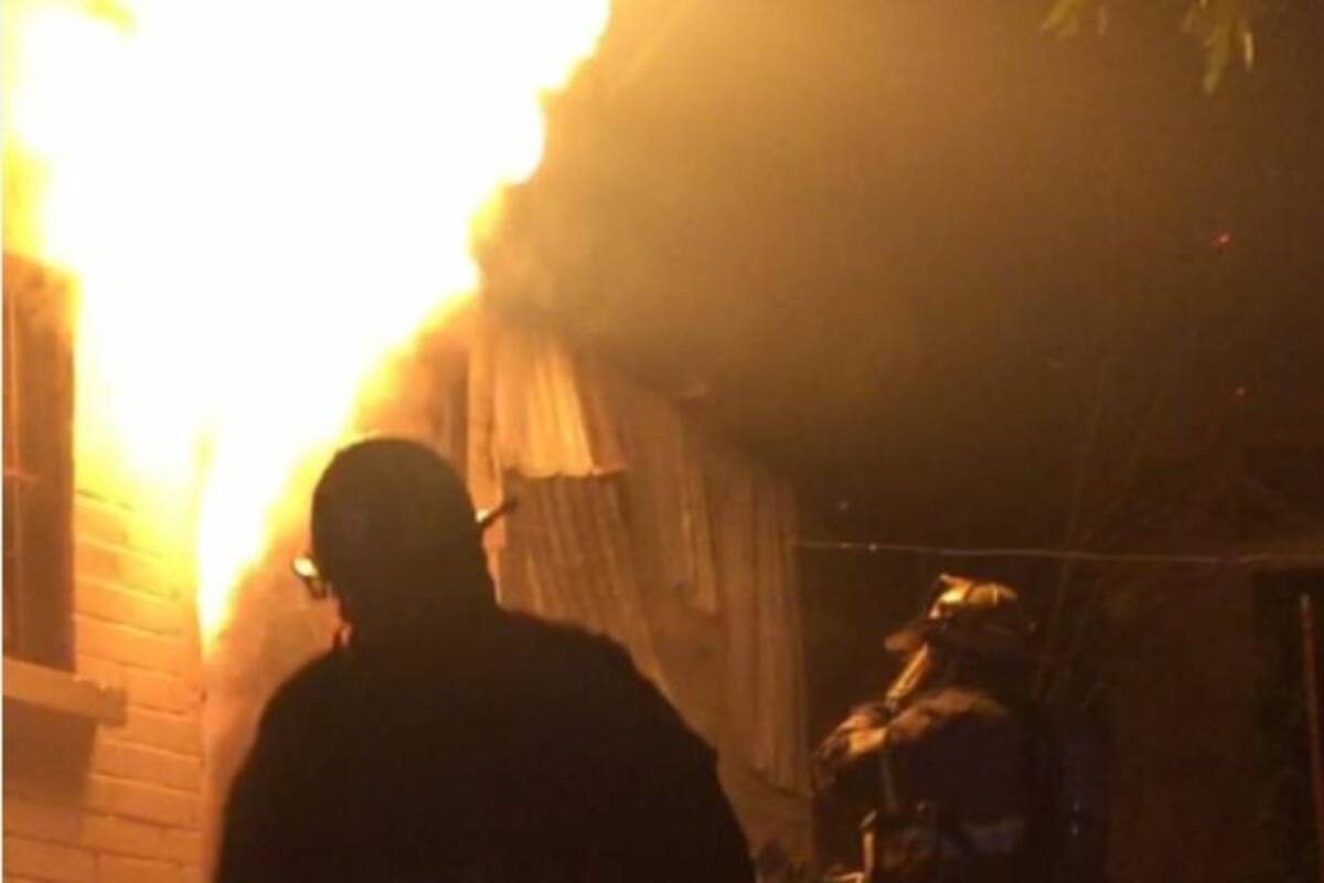 Vecinos tratan de apagar fuego de casa