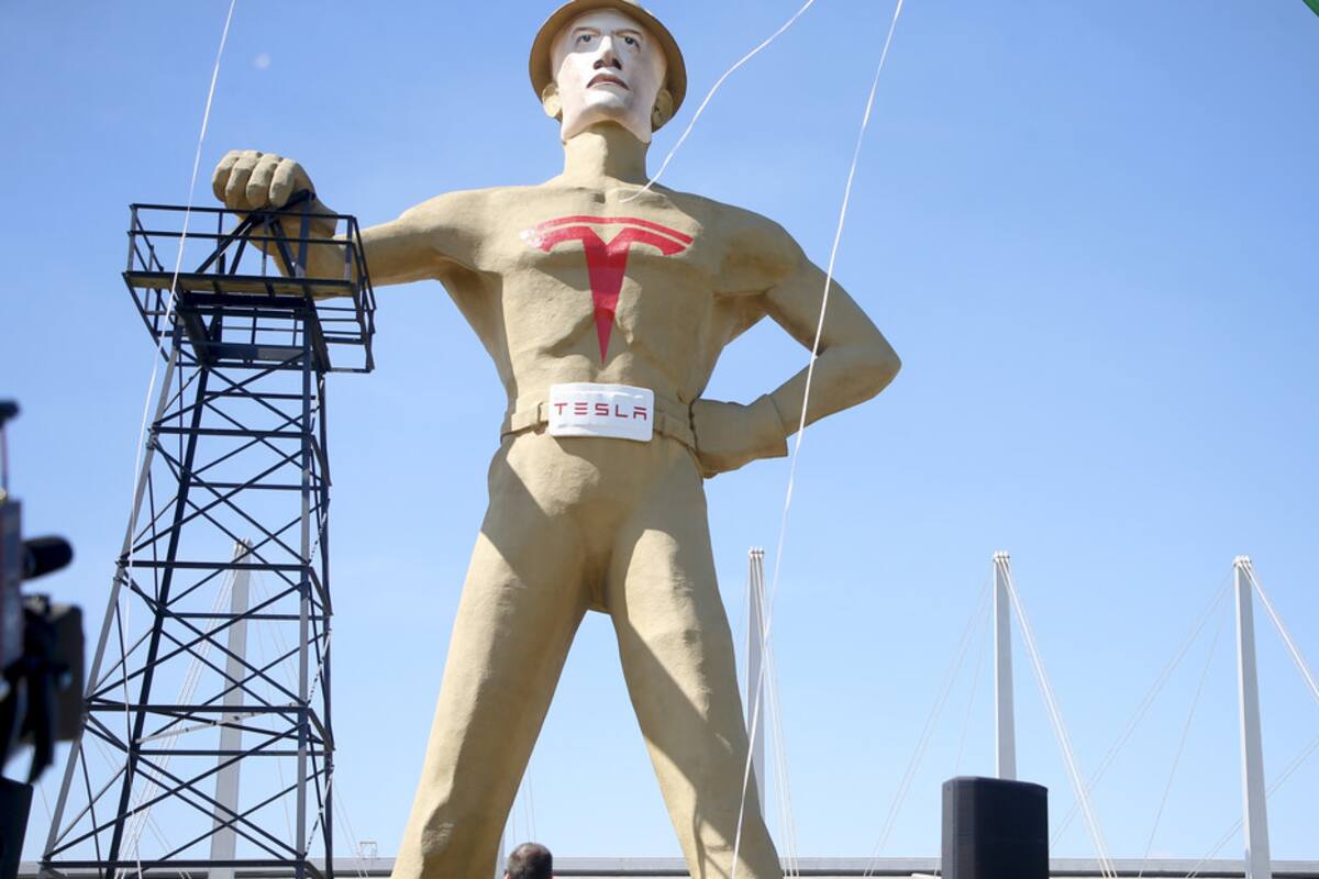 Develan en EU una estatua de 22 metros de Elon Musk