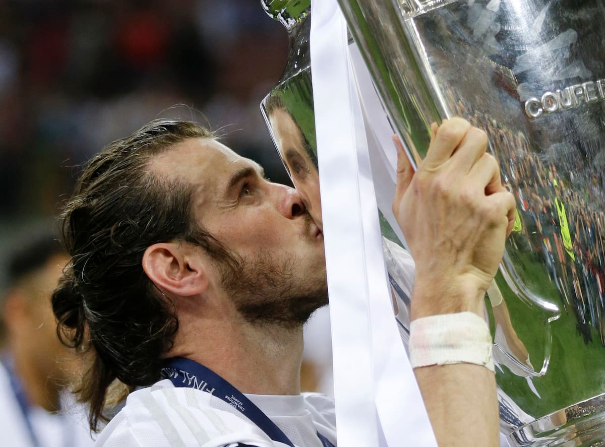 ARCHIVO - Gareth Bale, del Real Madrid, besa el trofeo de la Liga de Campeones. (AP Foto/Andrew Medichini, archivo)