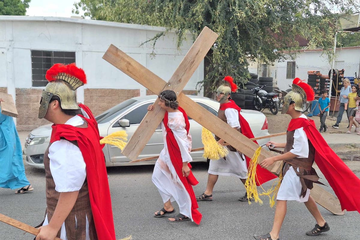 Viven cajemenses la representación del viacrucis