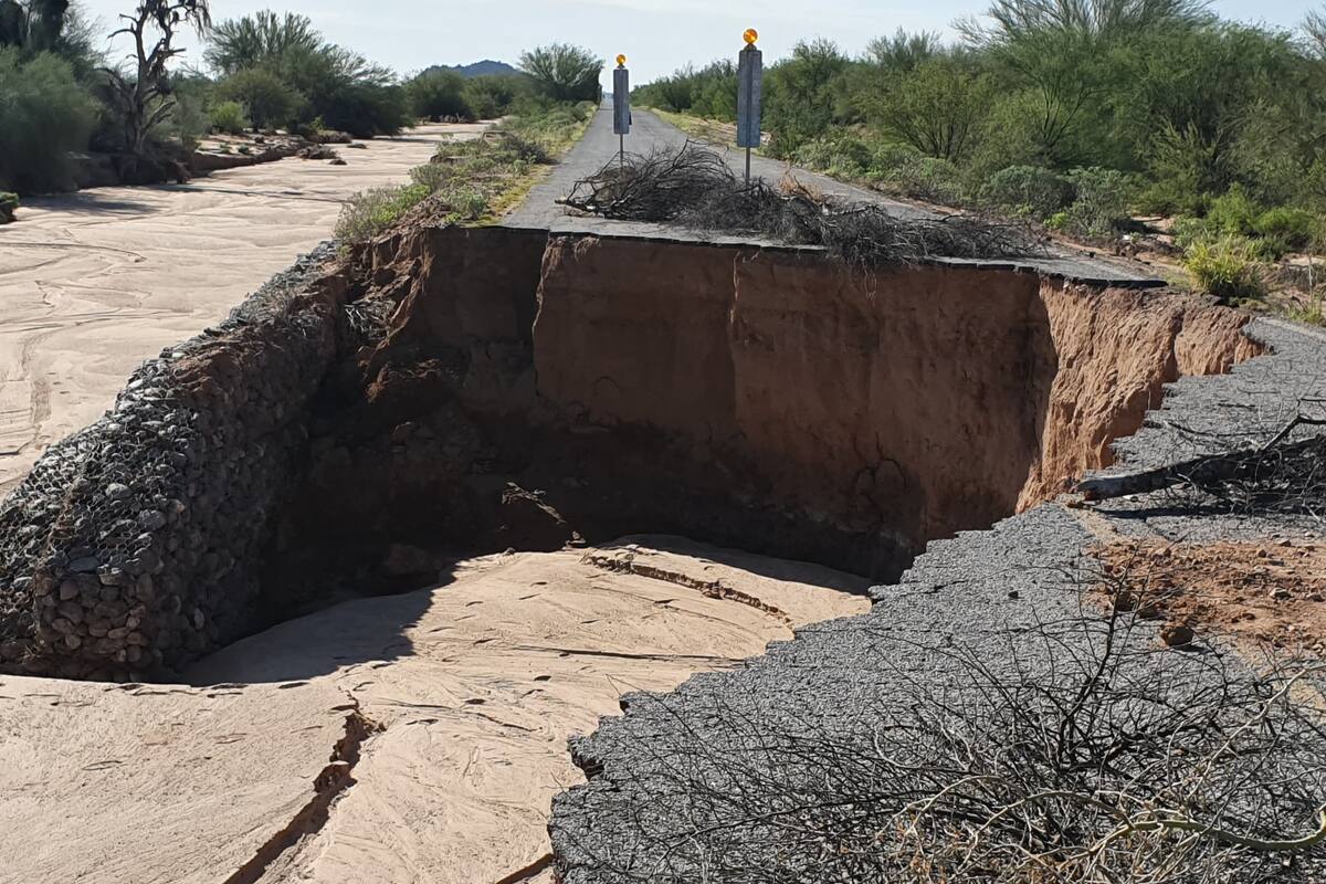 Carretera a Puerto Libertad destrozada por "Lorena"