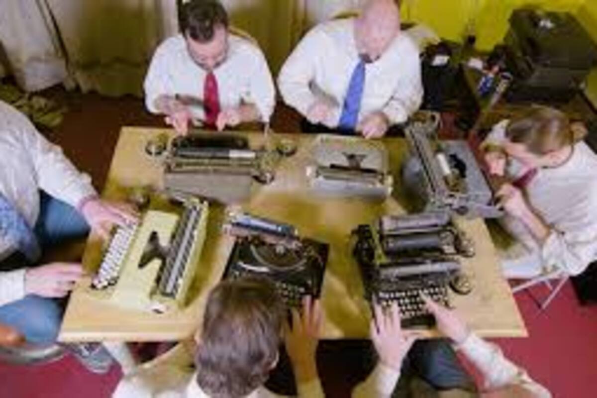 Interpretan temas clásicos con maquinas de escribir