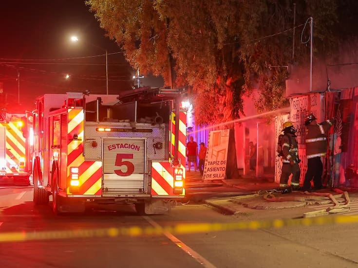 Bomberos de Hermosillo controlan incendio en tapicería de la colonia Olivares; no hay lesionados