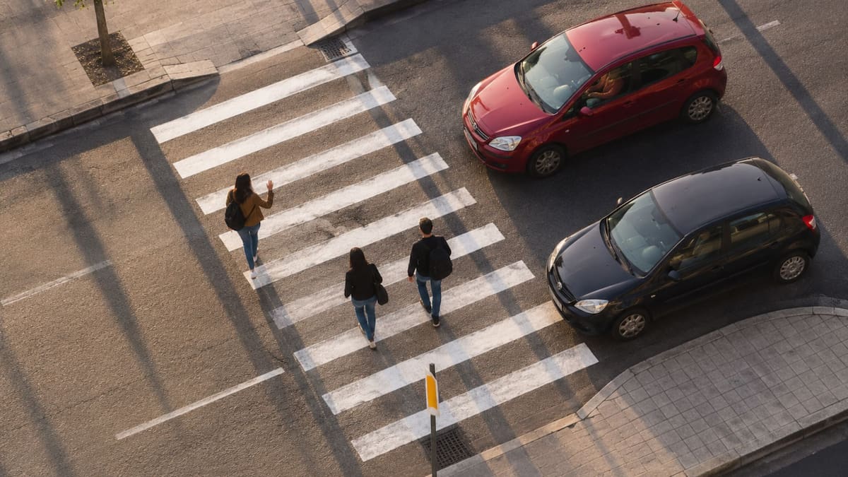 Agradecer con la mano cuando un coche te cede el paso revela una alta capacidad empática y una visión positiva del entorno según expertos en psicología del comportamiento