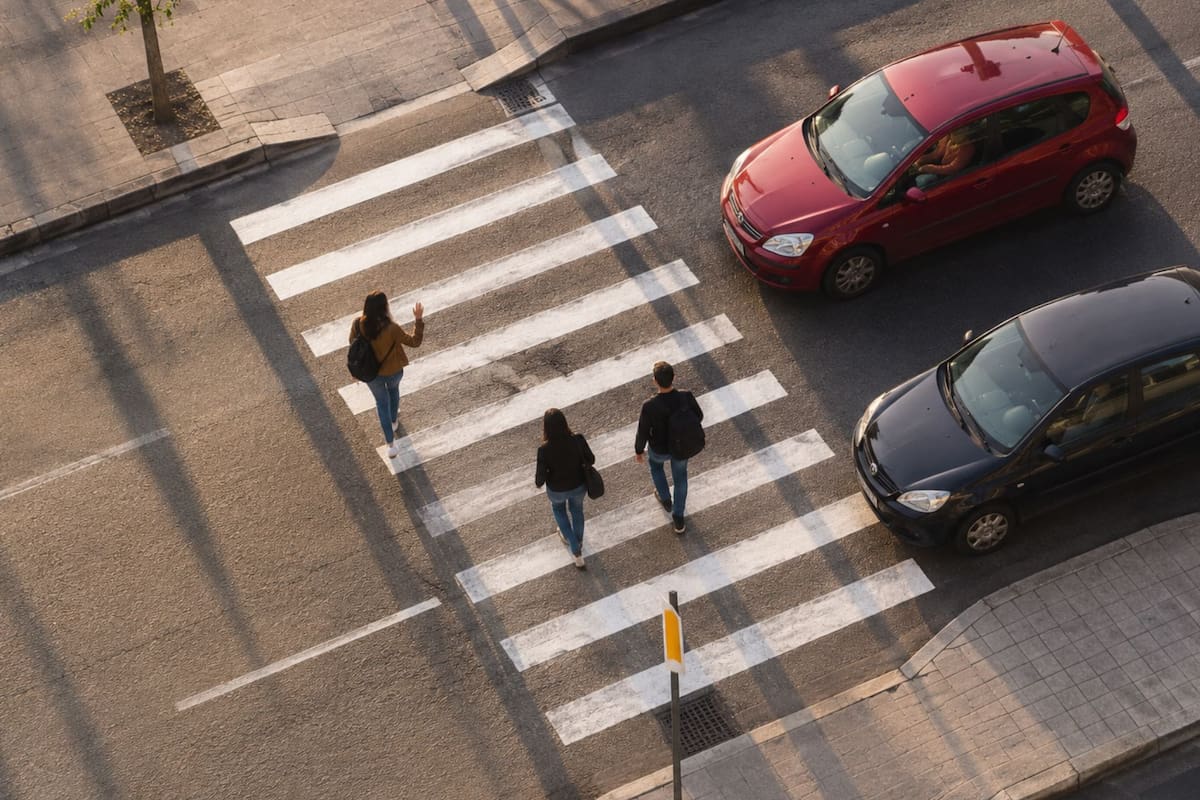 Agradecer con la mano cuando un coche te cede el paso revela una alta capacidad empática y una visión positiva del entorno según expertos en psicología del comportamiento