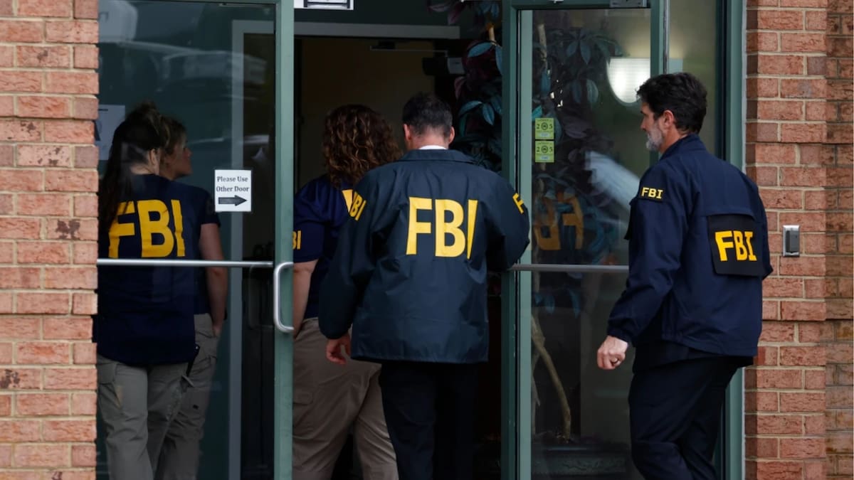Agentes del FBI ejecutaron una orden de registro autorizada por un juez federal en la oficina y un dispensario de marihuana propiedad de la senadora estatal demócrata Louise Lucas. /AP