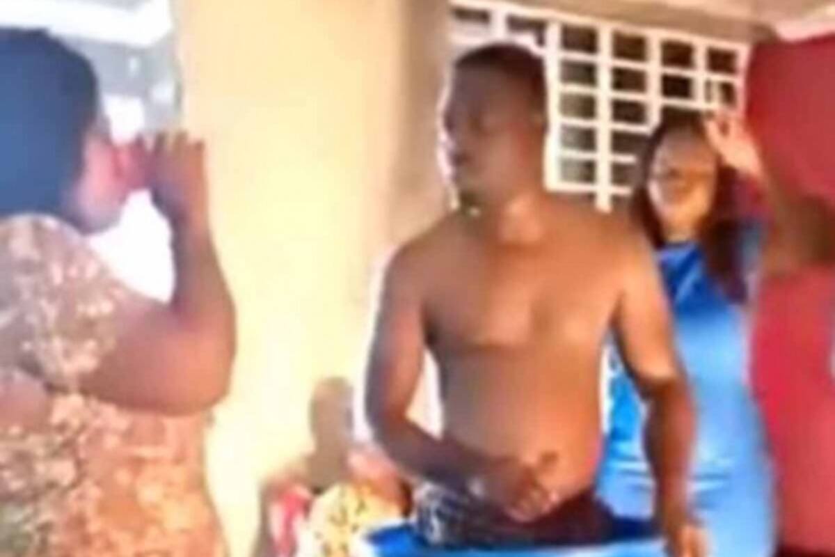 VIDEO: Pastor se baña con 'agua bendita' y cobra a fieles por beberla