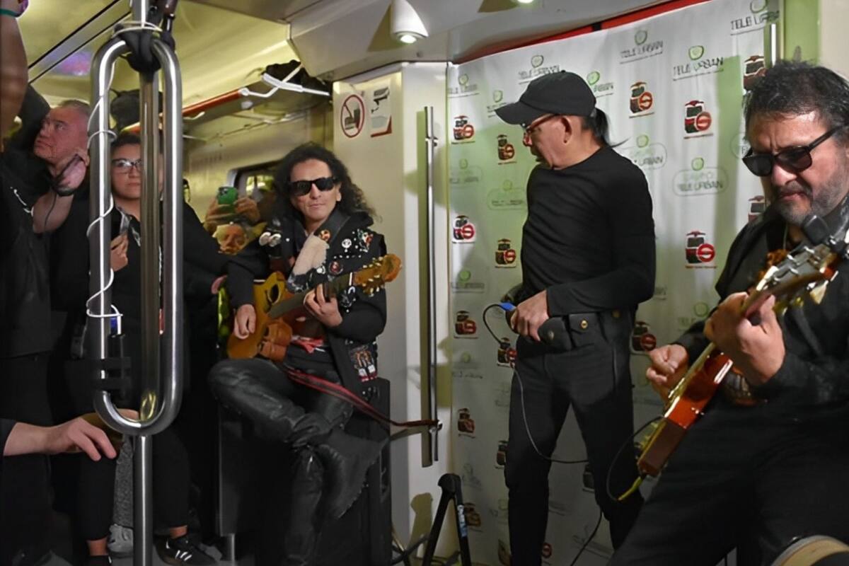 Álex Lora y El Tri sorprenden con concierto en el Tren Suburbano