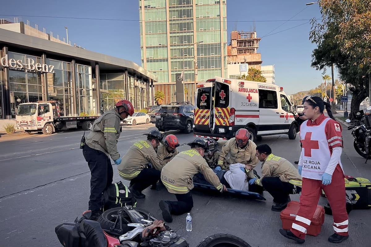 Choque en la línea Sentri de Tijuana deja lesionada a pareja de motociclistas