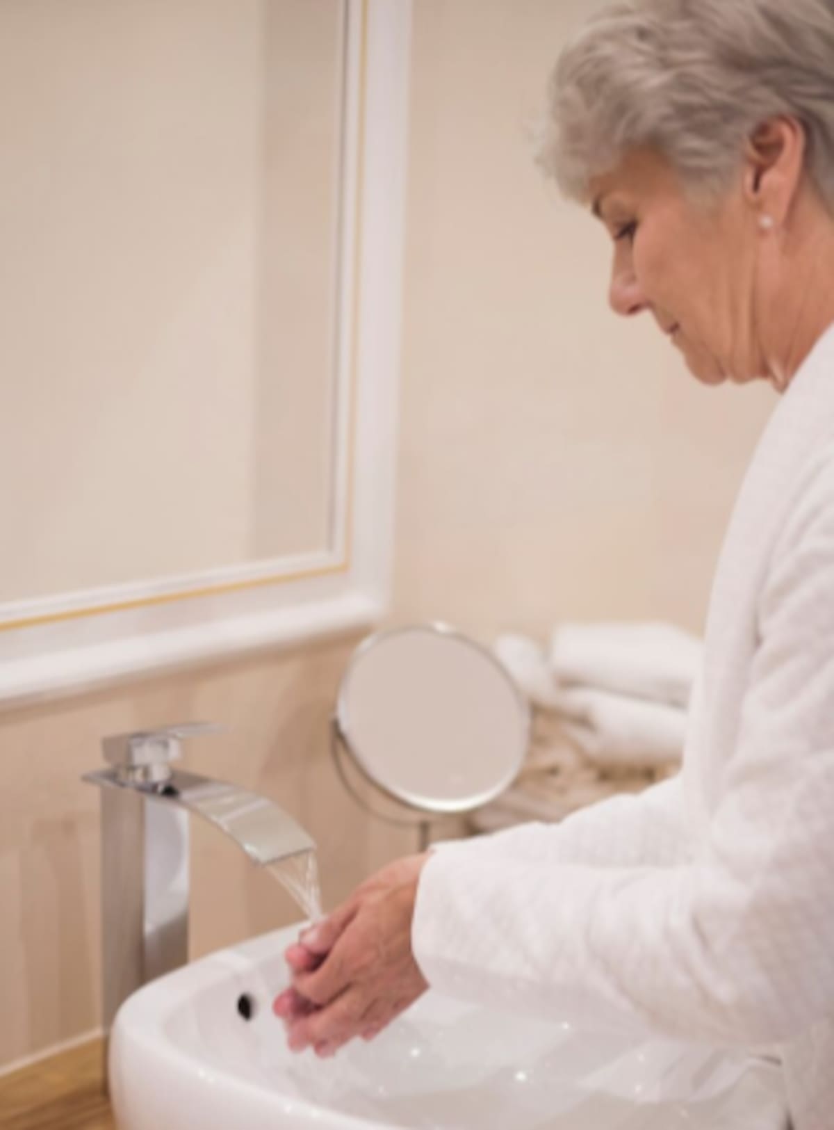 El último microhábito consiste en aplicar agua fresca (no helada) en las mejillas y la frente mientras se respira profundamente por la nariz | Foto: Freepik