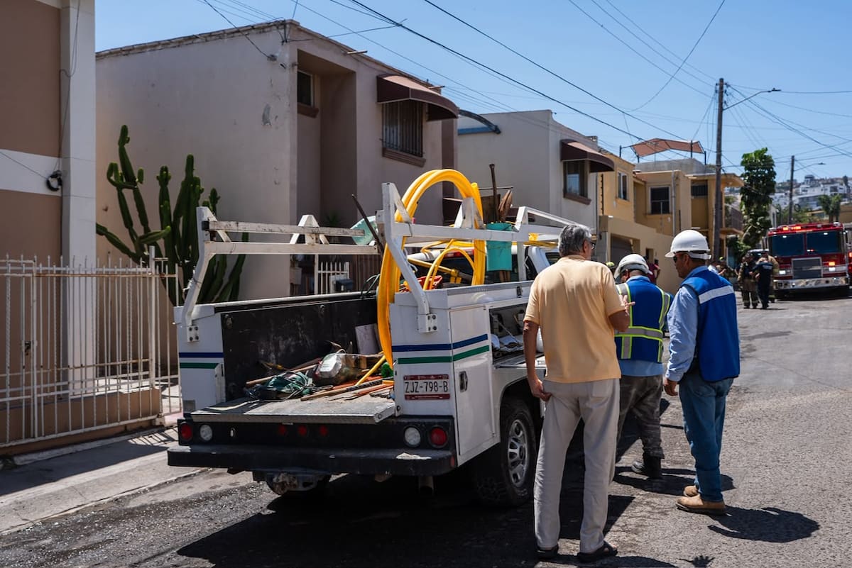 Una fuga de gas provocó un incendio en la colonia Camino Real, donde cinco viviendas fueron desalojadas de forma preventiva; un trabajador sufrió lesiones leves.
Fotos: Border Zoom.