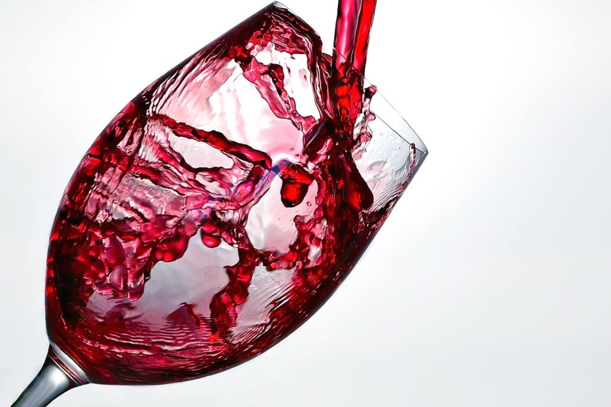 VIDEO: Bodega en España se inunda con más de 50 mil litros de vino tinto, tras la ruptura en uno de los depósitos