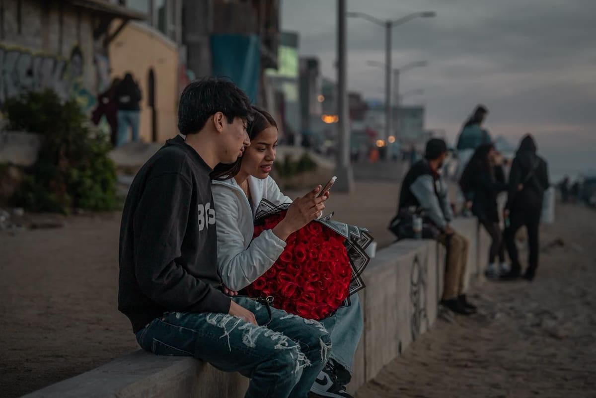 Decenas de personas caminaron por la orilla, disfrutaron el atardecer y presenciaron incluso el paso del cohete Falcon 9 al caer la noche. Foto: Border Zoom