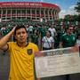 Mientras los ecuatorianos exigen a la FIFA boletos para el México vs Ecuador del Mundial 2026 en la CDMX y culpan a la Femexfut por falta de entradas, han olvidado que ahora necesitan VISA para entrar al país y desde el 2024 NO cuentan con embajada mexicana en Quito, sin embargo la visa de turista estadounidense B1/B2 podría darles acceso y la FEF ya tendría en su poder más de 6 mil tickets para los dieciseisavos de final
