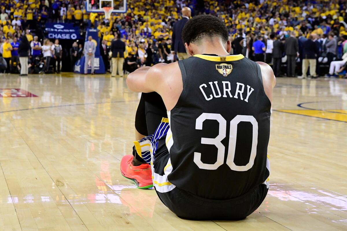 VIDEO: Stephen Curry se lesiona gracias a la banca del estadio