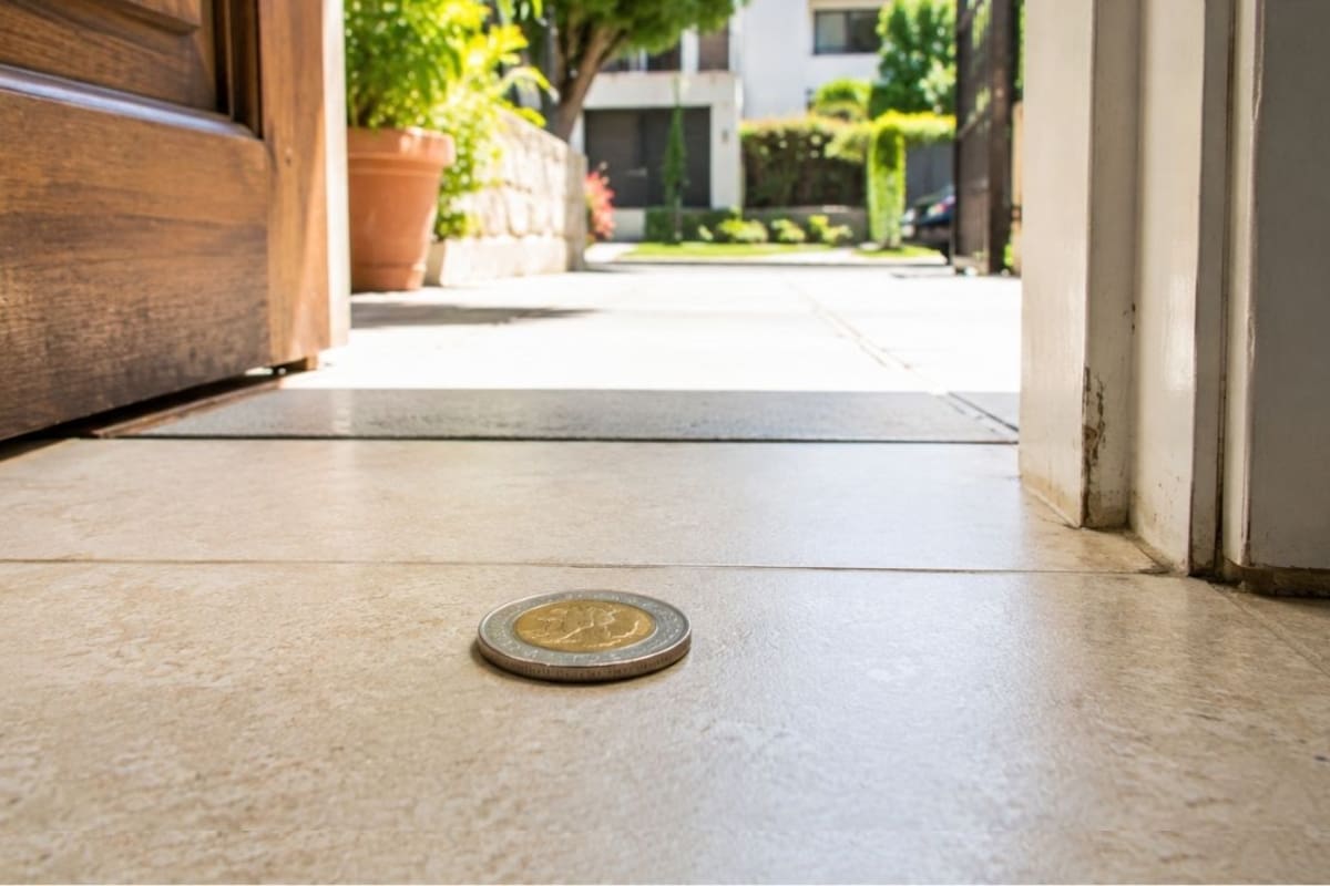 ¿Qué significa encontrar una moneda en la puerta de tu casa?