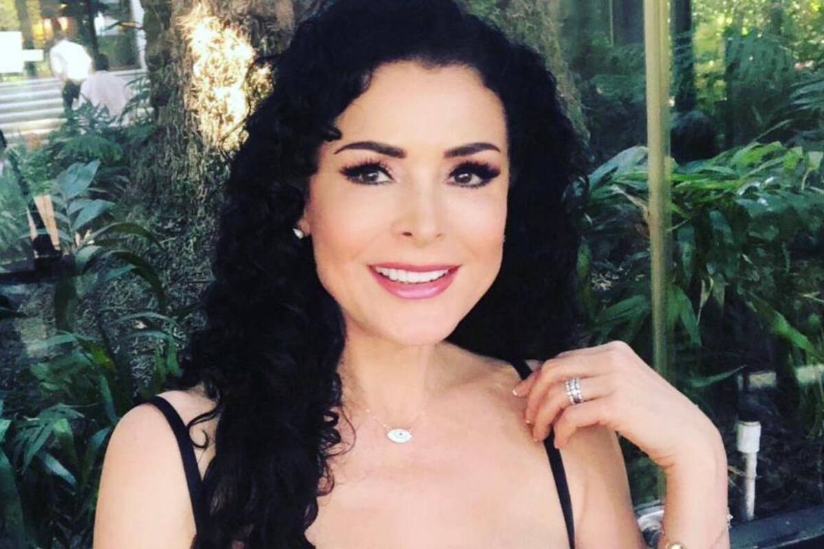 Lourdes Munguía comparte fotografía con su "doble"