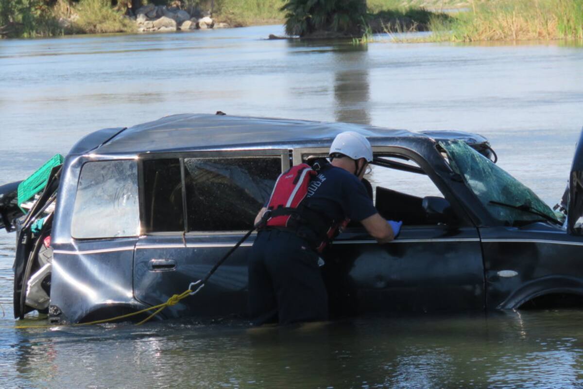 Camioneta cae al río Colorado