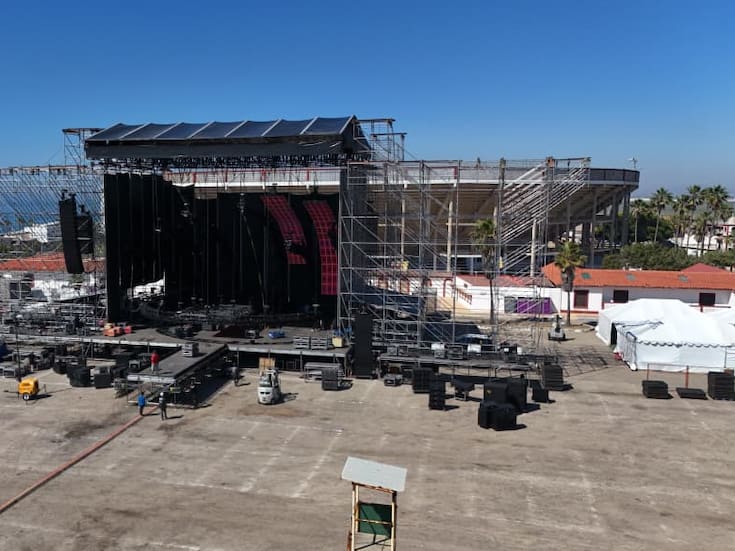 Escenario toma forma para concierto gratuito de Carín León en Playas de Tijuana
