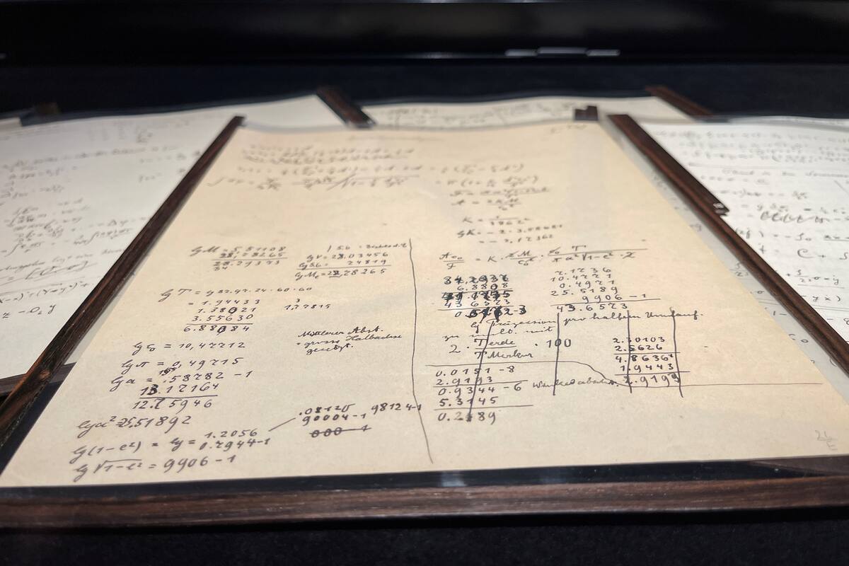 Foto del lunes de un manuscrito de Albert Einstein en la casa de subastas Christie's en Paris
Nov 22, 2021. REUTERS/Antony Paone/