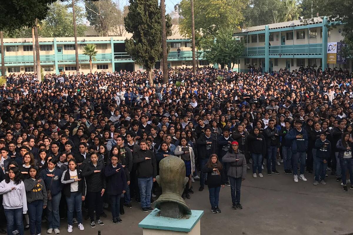 Festejan 46 años de la federalización de la ‘prepa’ Lázaro Cárdenas