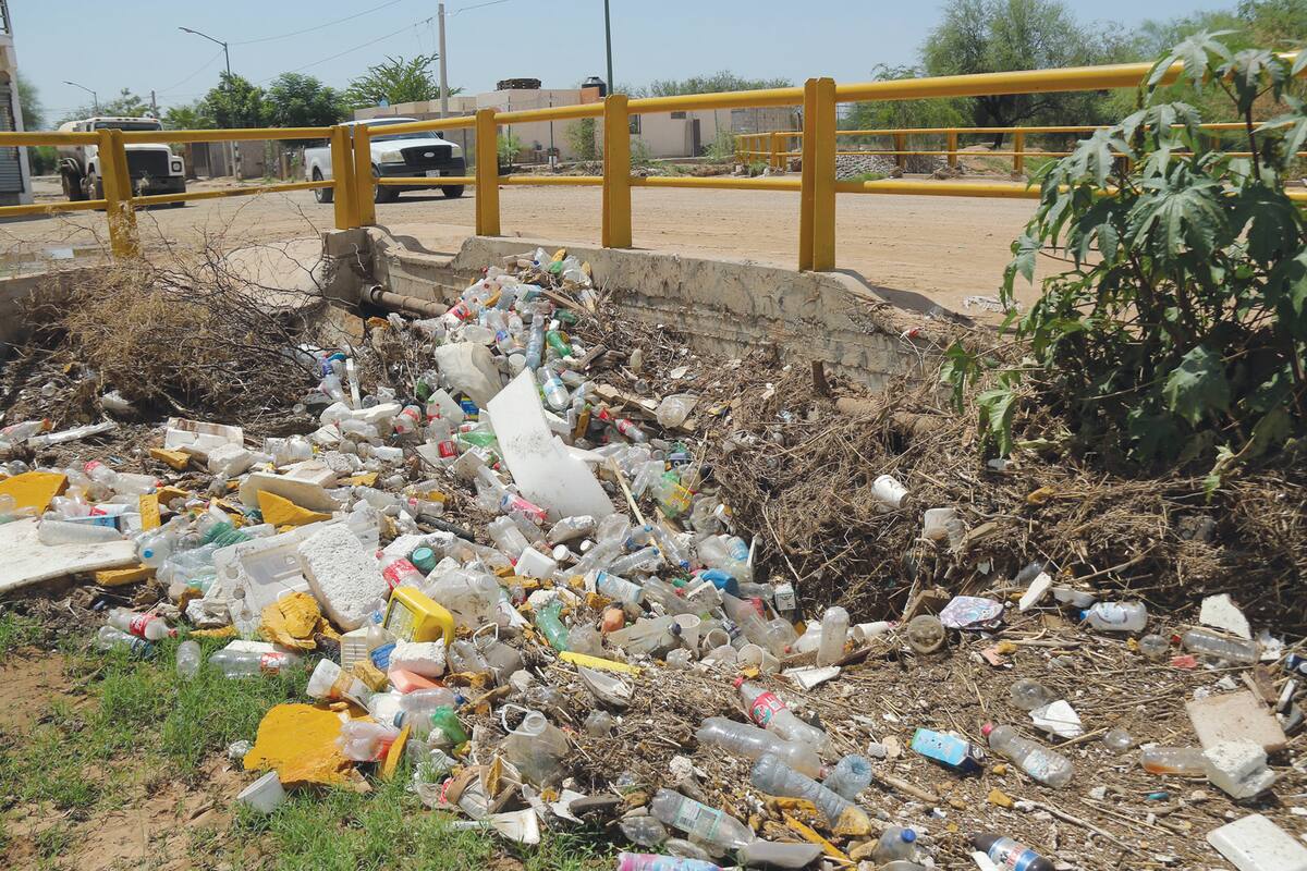 Este canal está tapado por la basura que la gente va y tira, a su vez esto provoca inundaciones en las casas; por la calle Canal La Cholla y Tormes, en la colonia La Cholla.