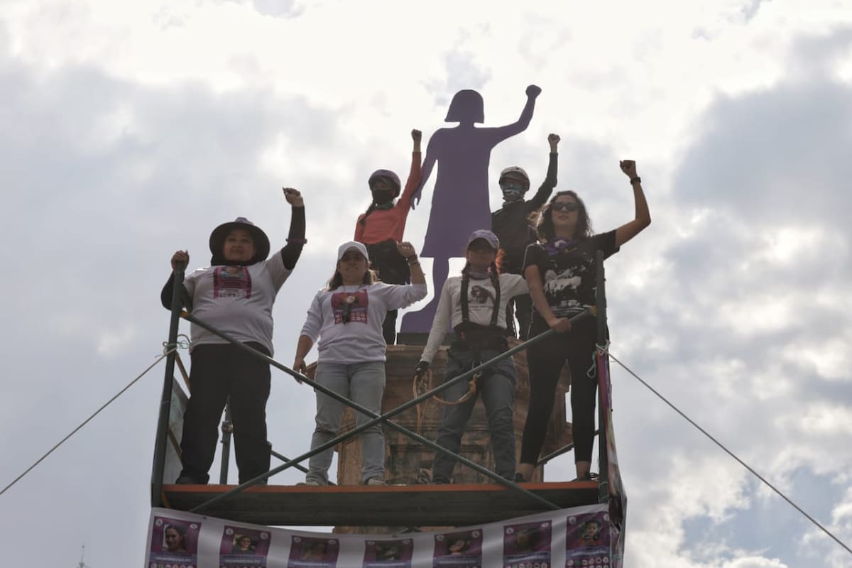 Colectivos feministas develan nueva estructura de antimonumento en la glorieta de las mujeres que luchan