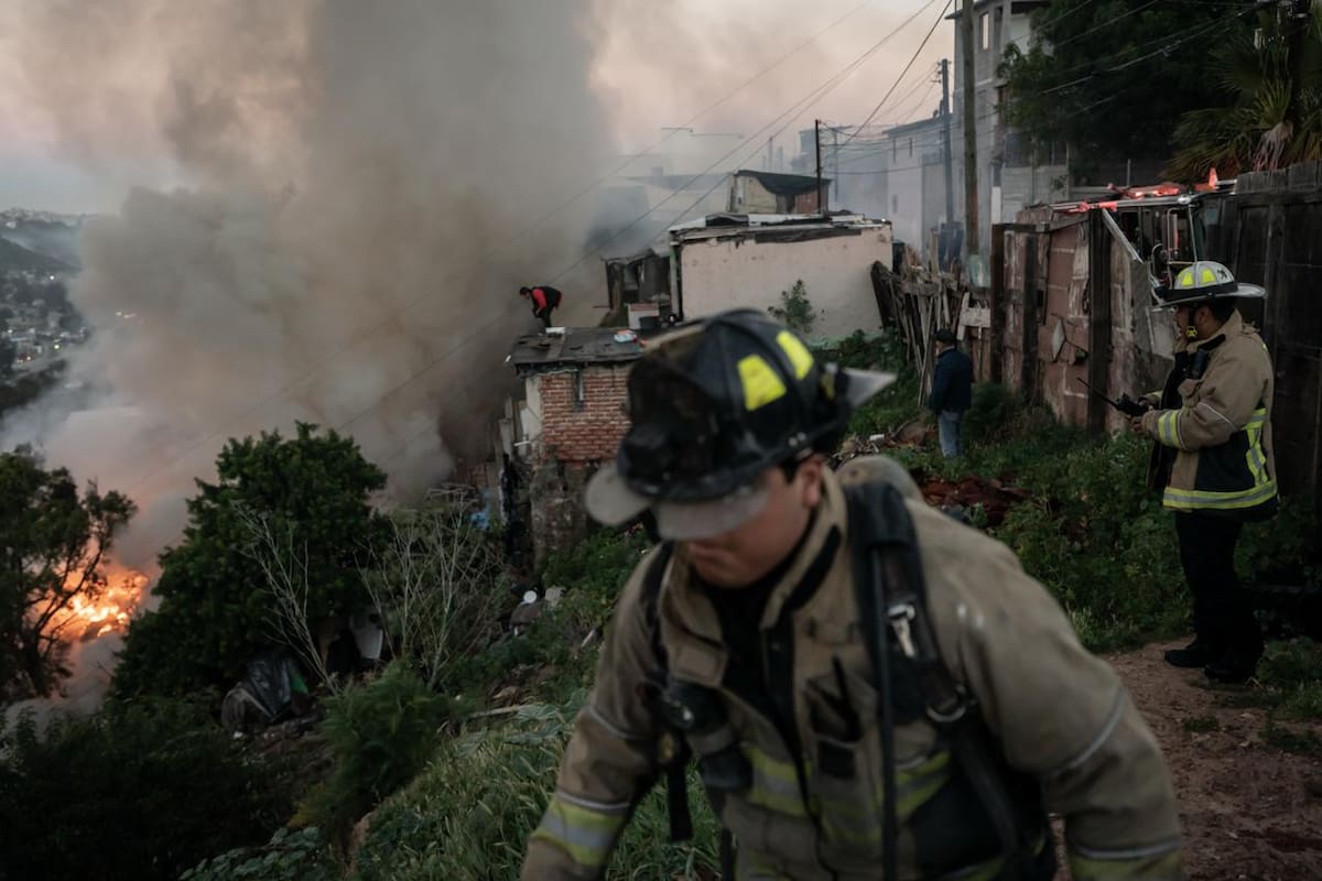 Dos personas fueron atendidas por inhalación de humo; participaron cuatro estaciones de Bomberos. Foto: Border Zoom